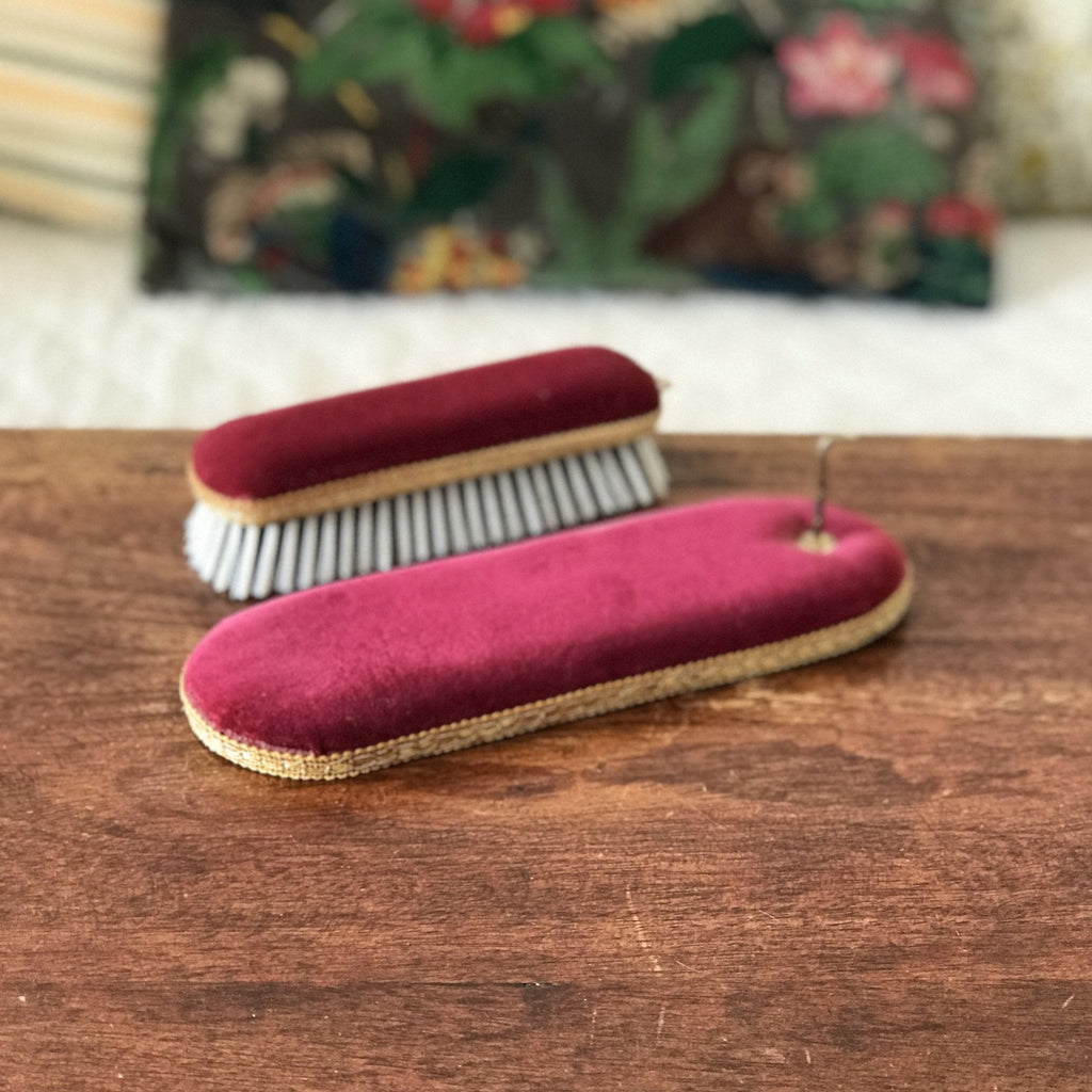 Brosse à vêtements et support velours rouge années 50 par Hello Broc brocante en ligne