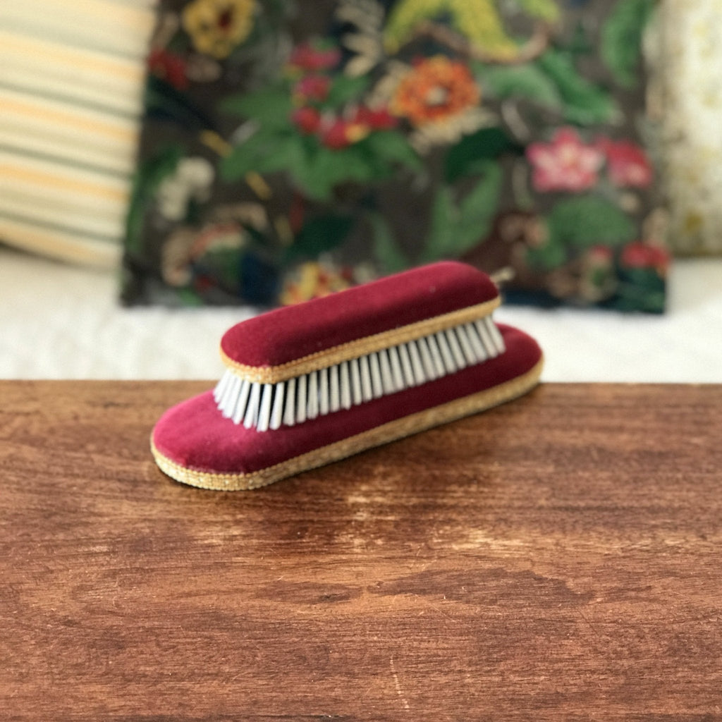 Brosse à vêtements et support velours rouge années 50 par Hello Broc brocante en ligne