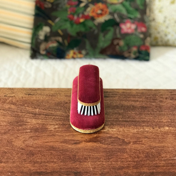 Brosse à vêtements et support velours rouge années 50 par Hello Broc brocante en ligne