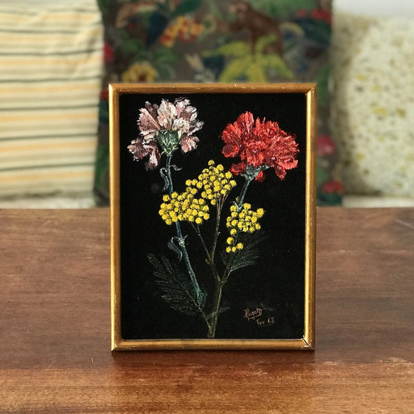 Peinture bouquet de fleurs multicolore sur velours noir encadrement bois doré 1968 23 x 17 cm par Hello Broc brocante en ligne