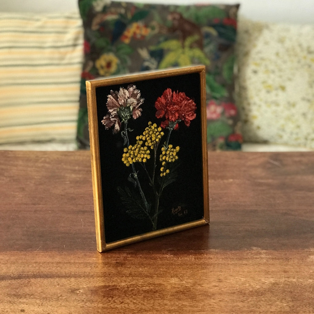 Peinture bouquet de fleurs multicolore sur velours noir encadrement bois doré 1968 23 x 17 cm par Hello Broc brocante en ligne