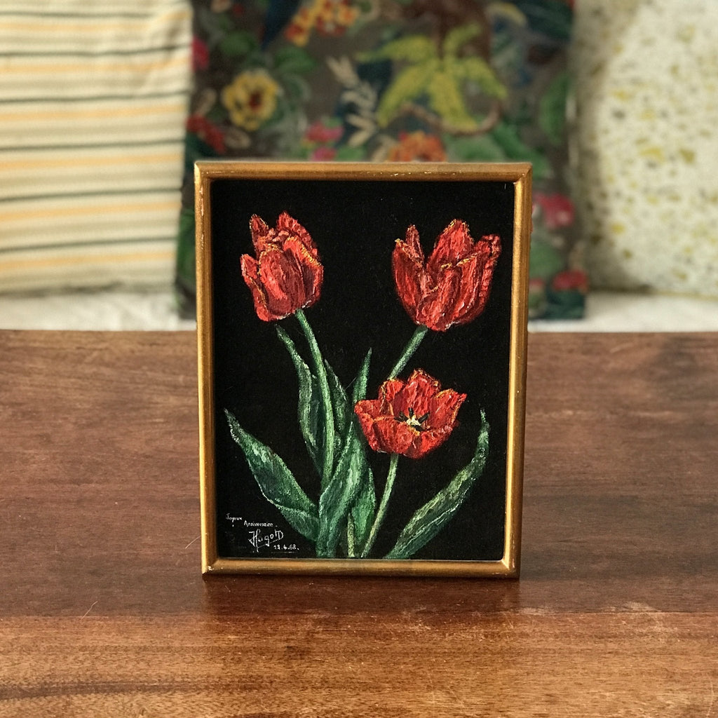 Peinture bouquet de tulipes rouges sur velours noir encadrement bois doré 1968 par Hello Broc brocante en ligne