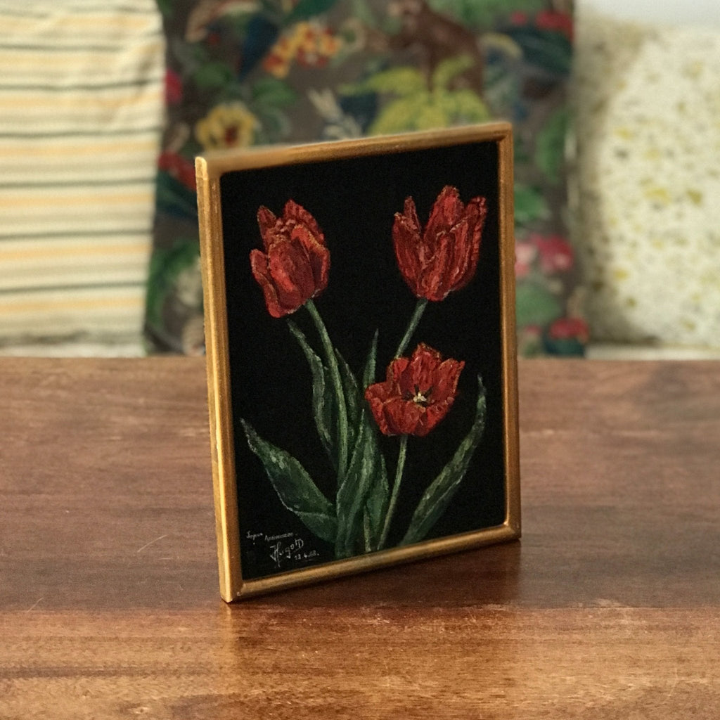 Peinture bouquet de tulipes rouges sur velours noir encadrement bois doré 1968 par Hello Broc brocante en ligne