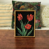 Peinture bouquet de tulipes rouges sur velours noir encadrement bois doré 1968 par Hello Broc brocante en ligne