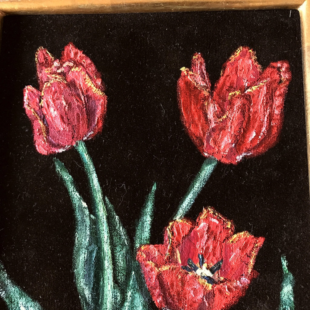 Peinture bouquet de tulipes rouges sur velours noir encadrement bois doré 1968 par Hello Broc brocante en ligne