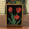 Peinture bouquet de tulipes rouges sur velours noir encadrement bois doré 1968 par Hello Broc brocante en ligne