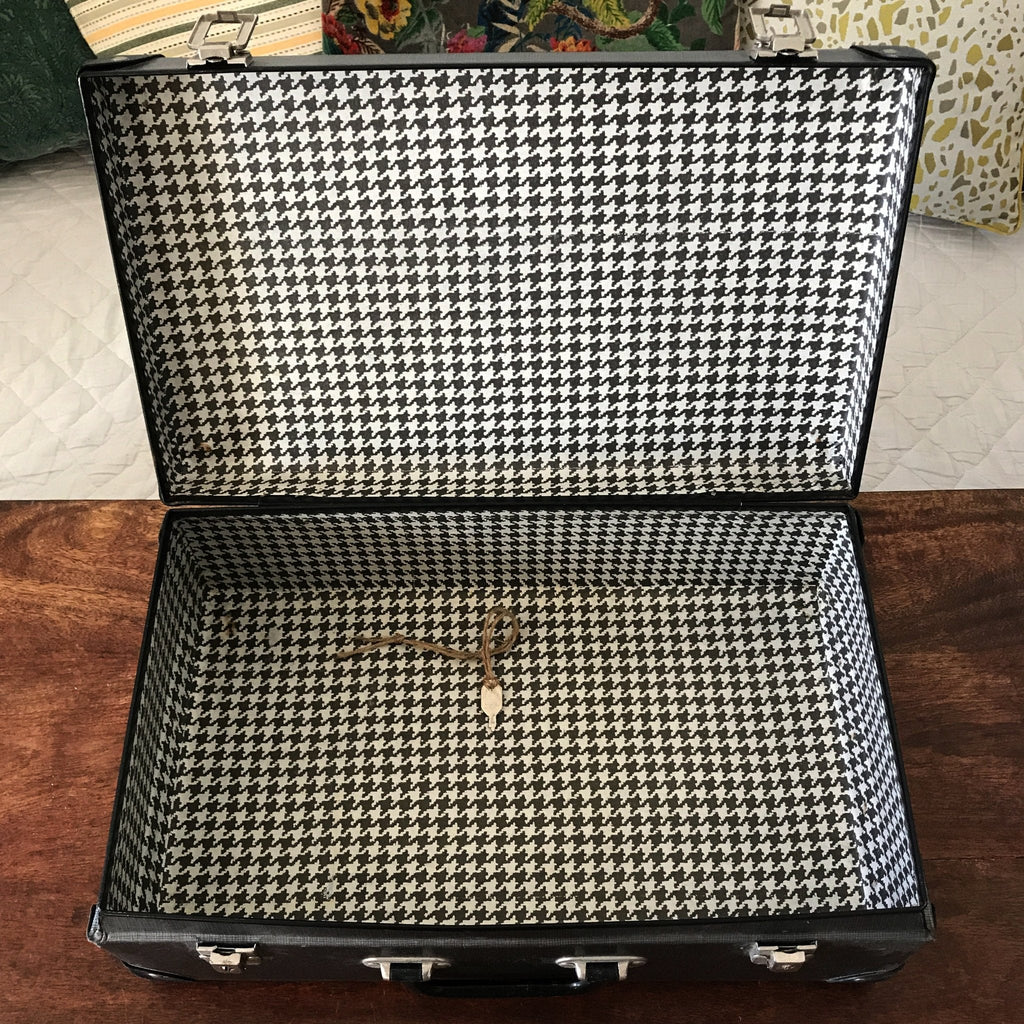 Valise vintage en carton 45 x 26 x 15 cm revêtement gris anthracite années 60 par Hello Broc brocante en ligne