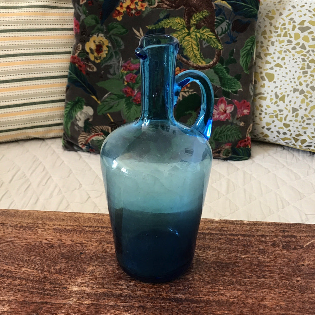 Petite bouteille en verre soufflé bleu avec anse par Hello Broc brocante en ligne