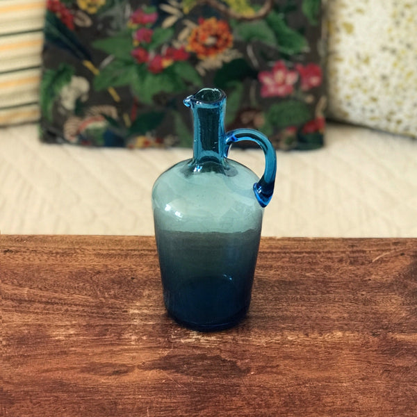 Petite bouteille en verre soufflé bleu avec anse par Hello Broc brocante en ligne