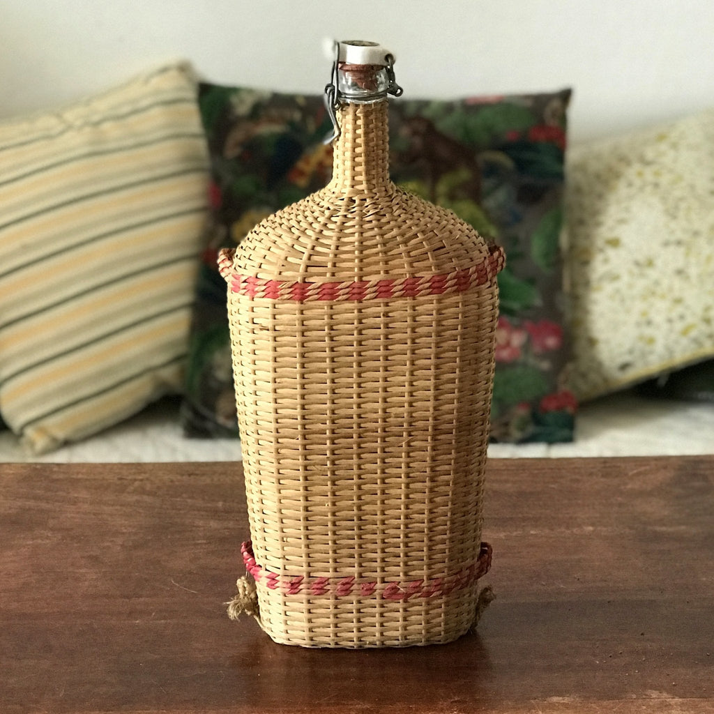 Grande bouteille décorative de 2,5 litres dans son écrin en rotin tressé Lourdes par Hello Broc brocante en ligne