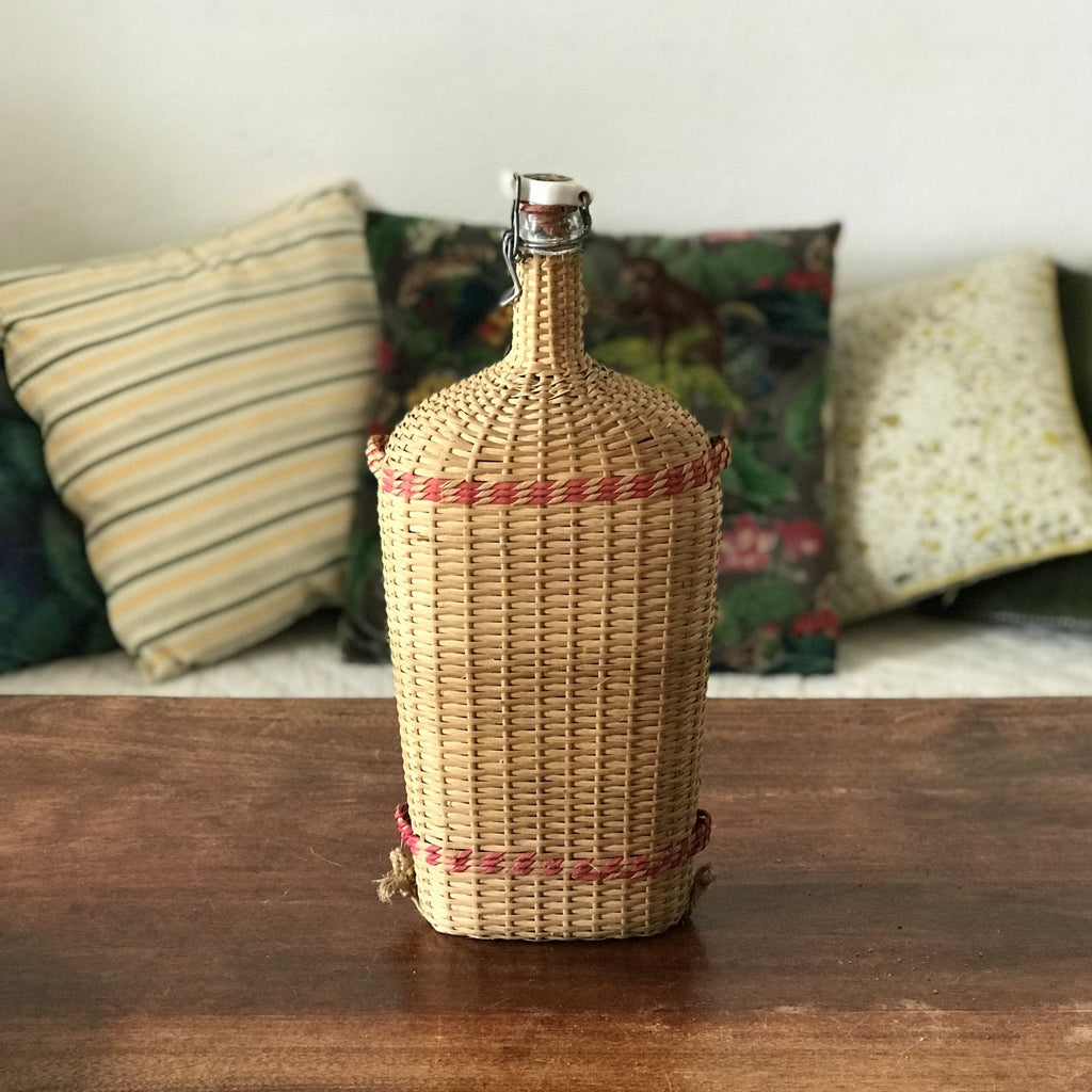 Grande bouteille décorative de 2,5 litres dans son écrin en rotin tressé Lourdes par Hello Broc brocante en ligne