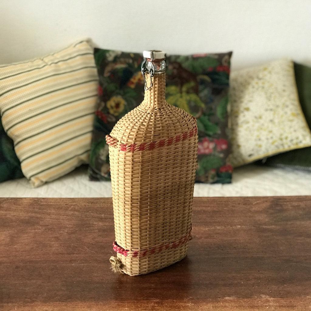 Grande bouteille décorative de 2,5 litres dans son écrin en rotin tressé Lourdes par Hello Broc brocante en ligne