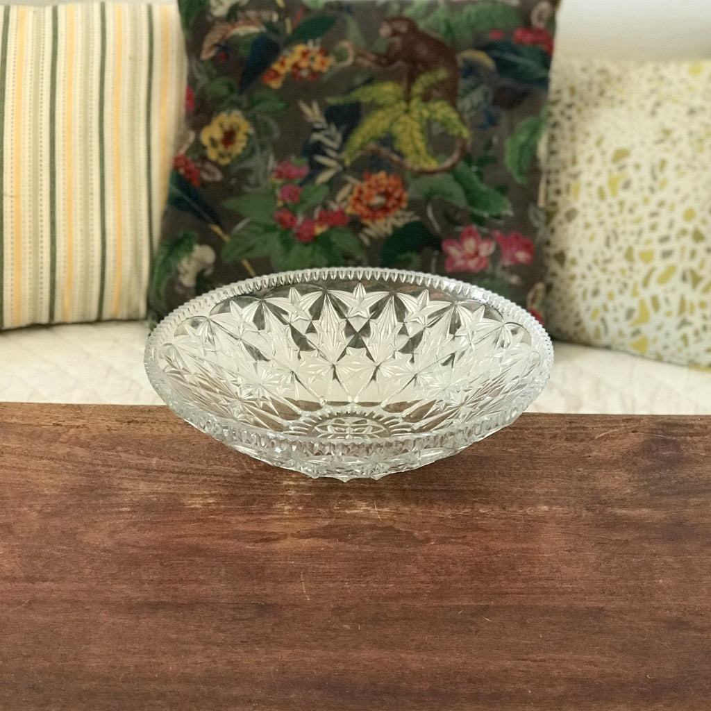 Grande coupe en verre gravé motifs étoiles rebord crénelé diamètre de 30 cm par Hello Broc brocante en ligne