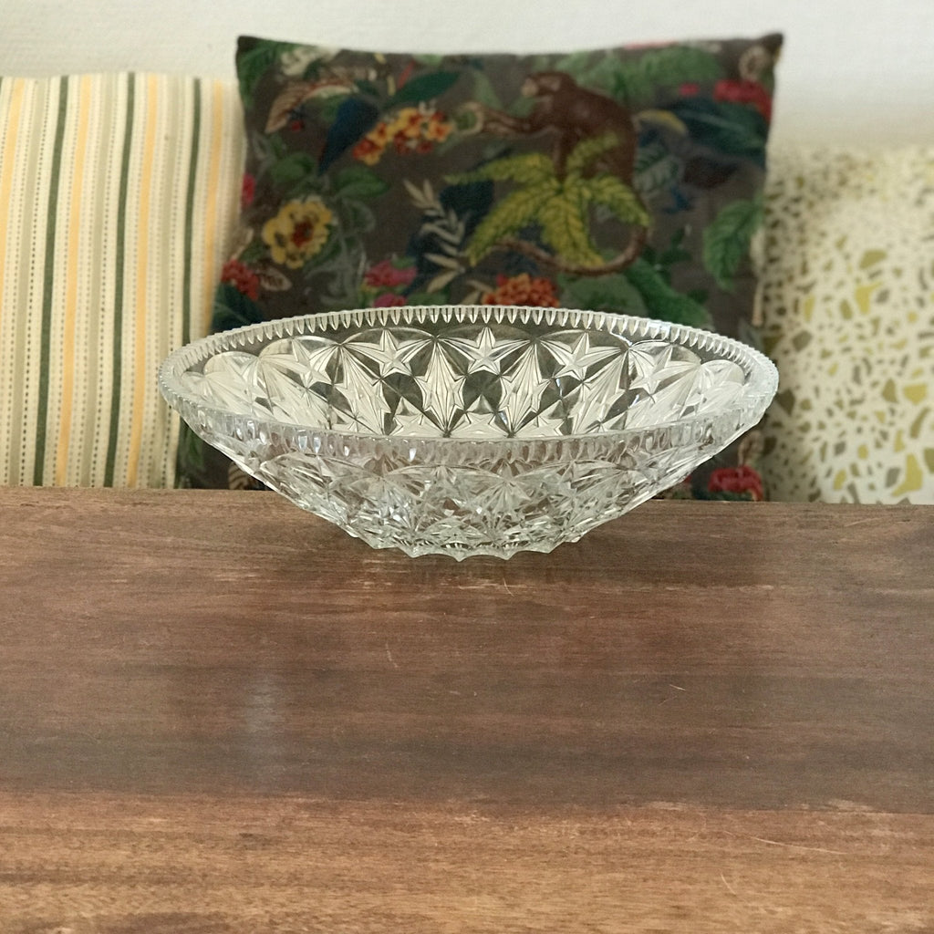 Grande coupe en verre gravé motifs étoiles rebord crénelé diamètre de 30 cm par Hello Broc brocante en ligne