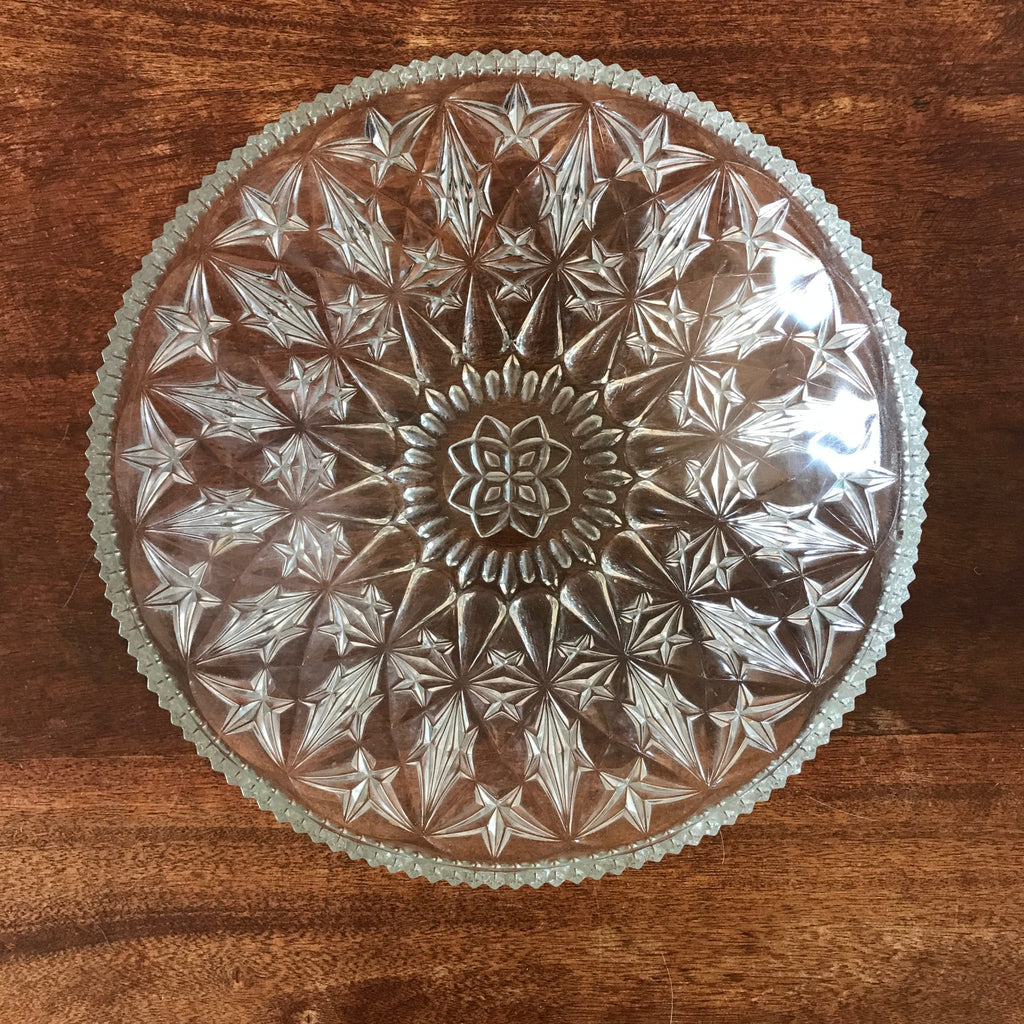 Grande coupe en verre gravé motifs étoiles rebord crénelé diamètre de 30 cm par Hello Broc brocante en ligne