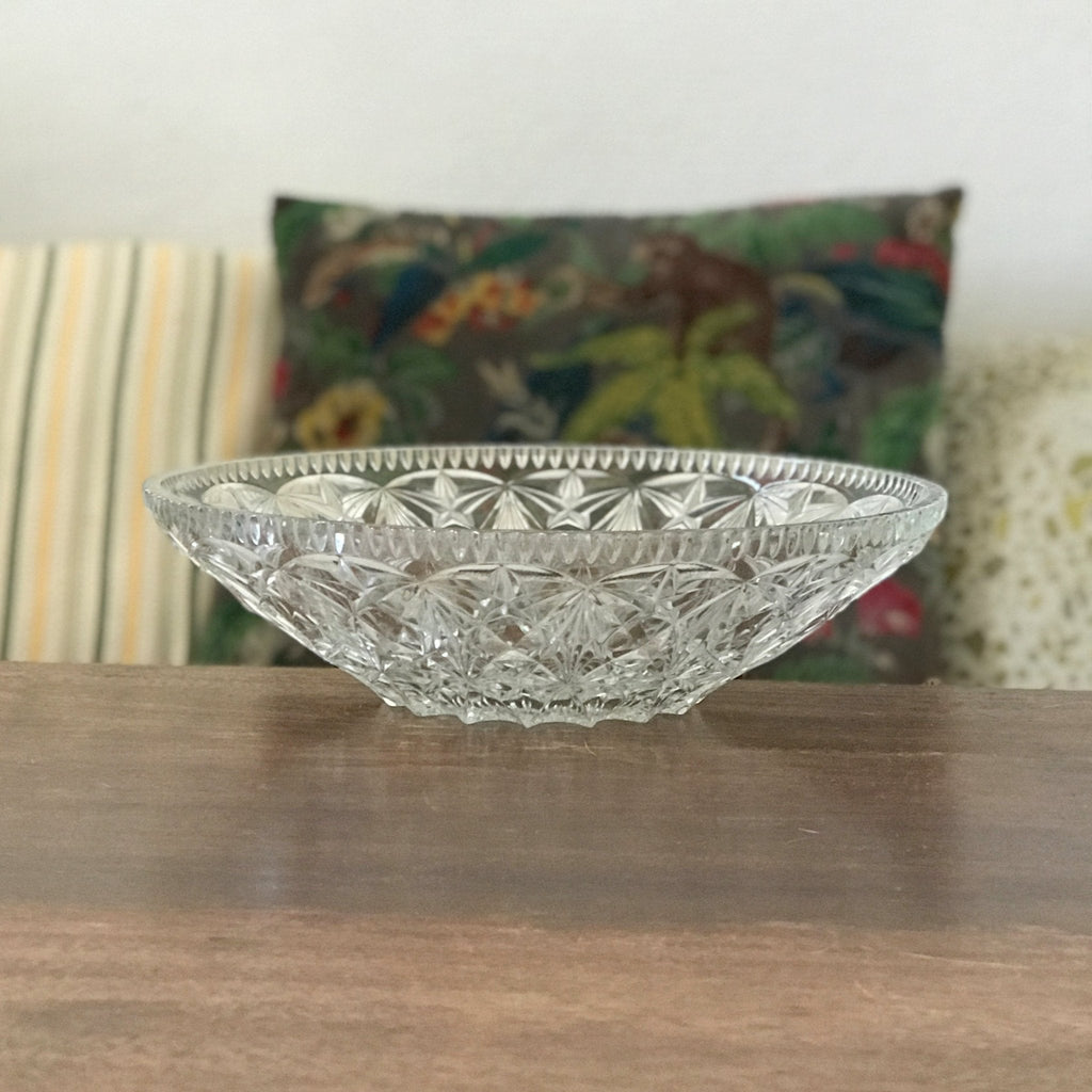 Grande coupe en verre gravé motifs étoiles rebord crénelé diamètre de 30 cm par Hello Broc brocante en ligne