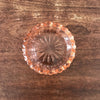 Cendrier rond en verre moulé rose diamètre 14,5 cm par Hello Broc brocante en ligne