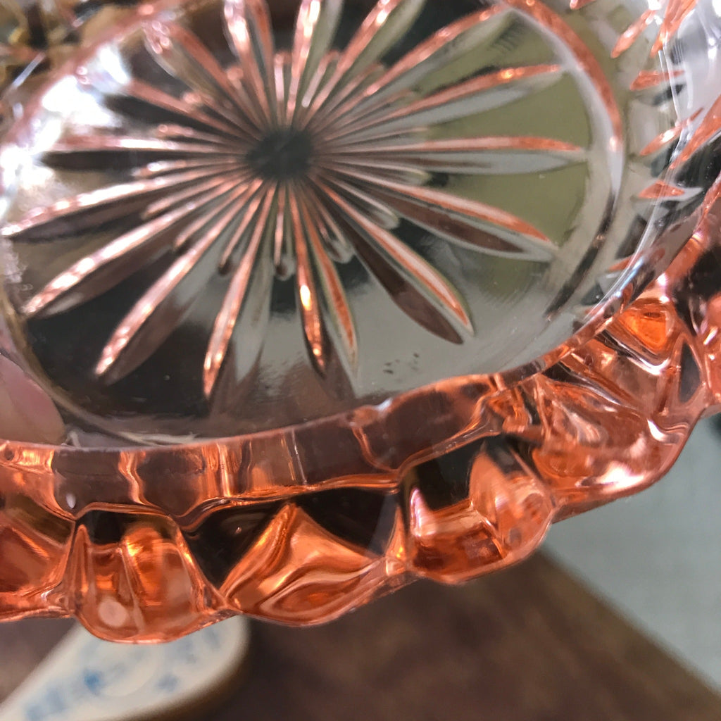 Cendrier rond en verre moulé rose diamètre 14,5 cm par Hello Broc brocante en ligne