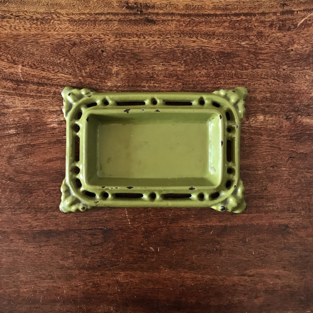 Crachoir de bistrot en fonte émaillée vert olive début XXème siècle par Hello Broc brocante en ligne