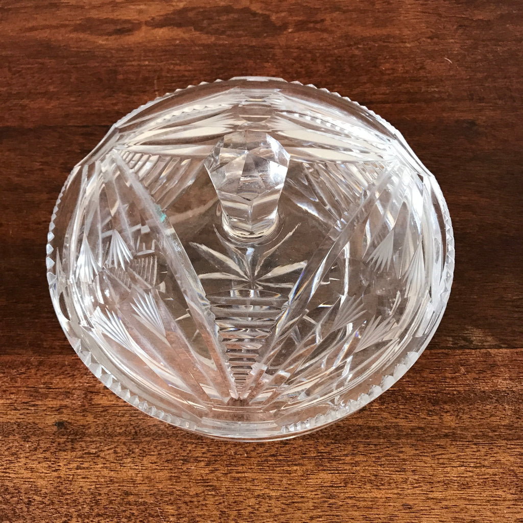 Grande bonbonnière ronde en cristal taillé années 40 par Hello Broc brocante en ligne