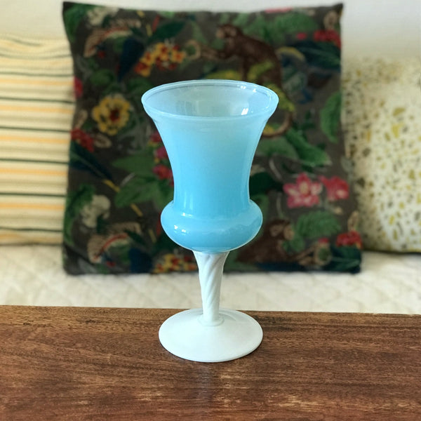 Coupe sur pied en opaline bleue et blanche par Hello Broc brocante en ligne