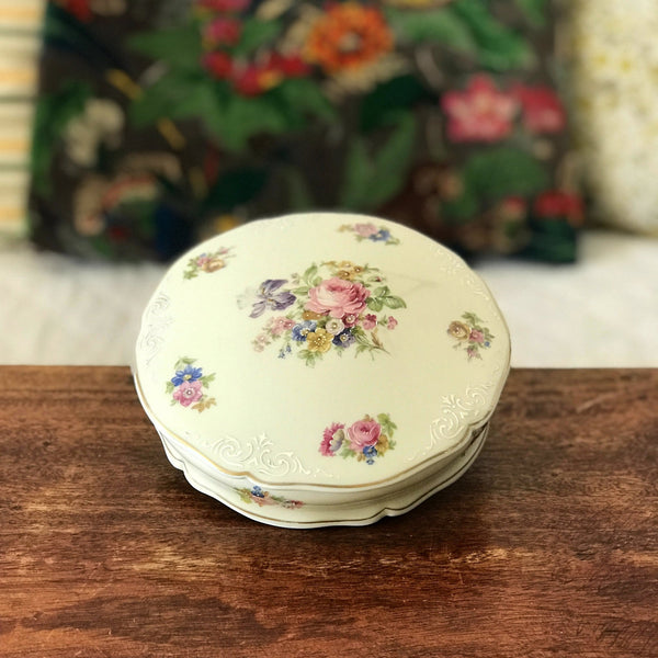 Grande boîte ronde et plate / bonbonnière en porcelaine de Limoges décor roses par Hello Broc brocante en ligne