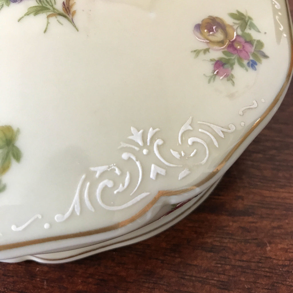 Grande boîte ronde et plate / bonbonnière en porcelaine de Limoges décor roses par Hello Broc brocante en ligne