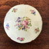 Grande boîte ronde et plate / bonbonnière en porcelaine de Limoges décor roses par Hello Broc brocante en ligne