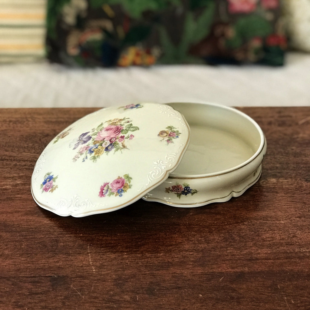 Grande boîte ronde et plate / bonbonnière en porcelaine de Limoges décor roses par Hello Broc brocante en ligne