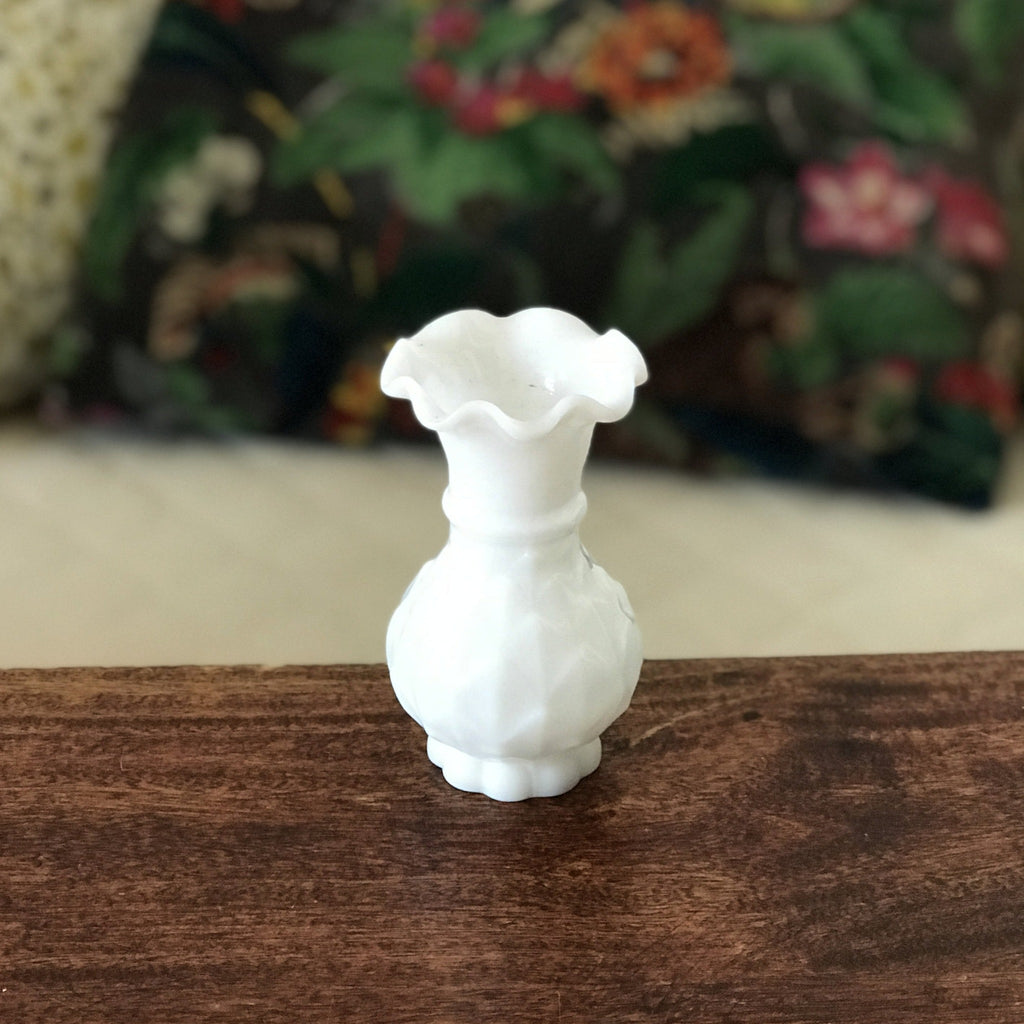 Petit vase en opaline blanche par Hello Broc brocante en ligne