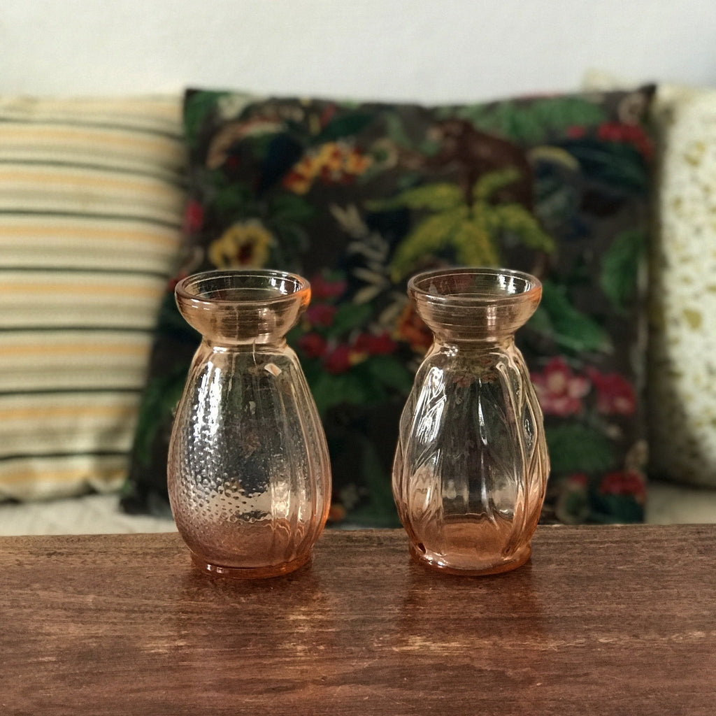 Paire de petits vases à bulbe ou à jacinthe années 50 Art Déco en verre moulé rose par Hello Broc brocante en ligne