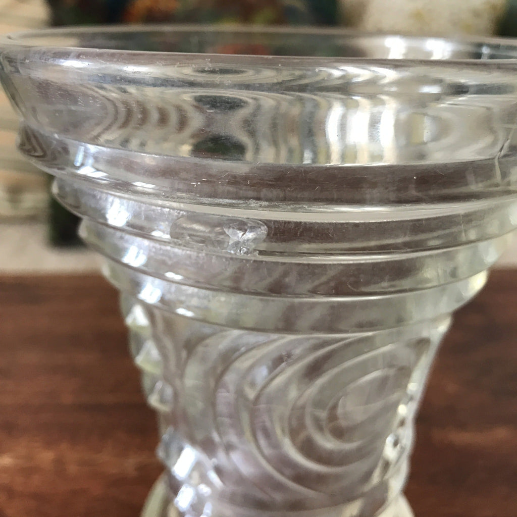 Petit vase évasé en cristal moulé hauteur de 14 cm par Hello Broc brocante en ligne