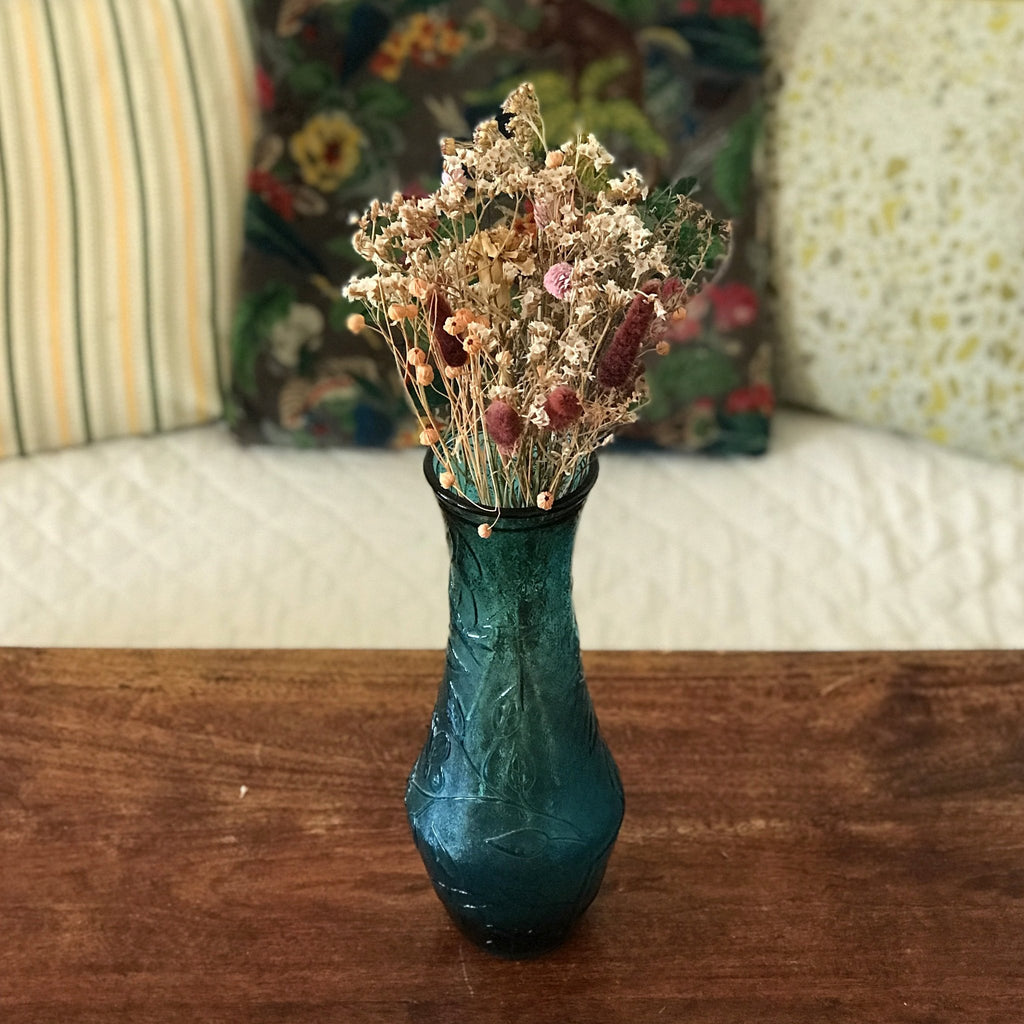 Grand vase vintage en verre bleu moulé oiseaux et cerises hauteur 30 cm par Hello Broc brocante en ligne