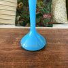 Soliflore vintage en verre opalin bleu pied rond et ouvrant biseauté par Hello Broc brocante en ligne