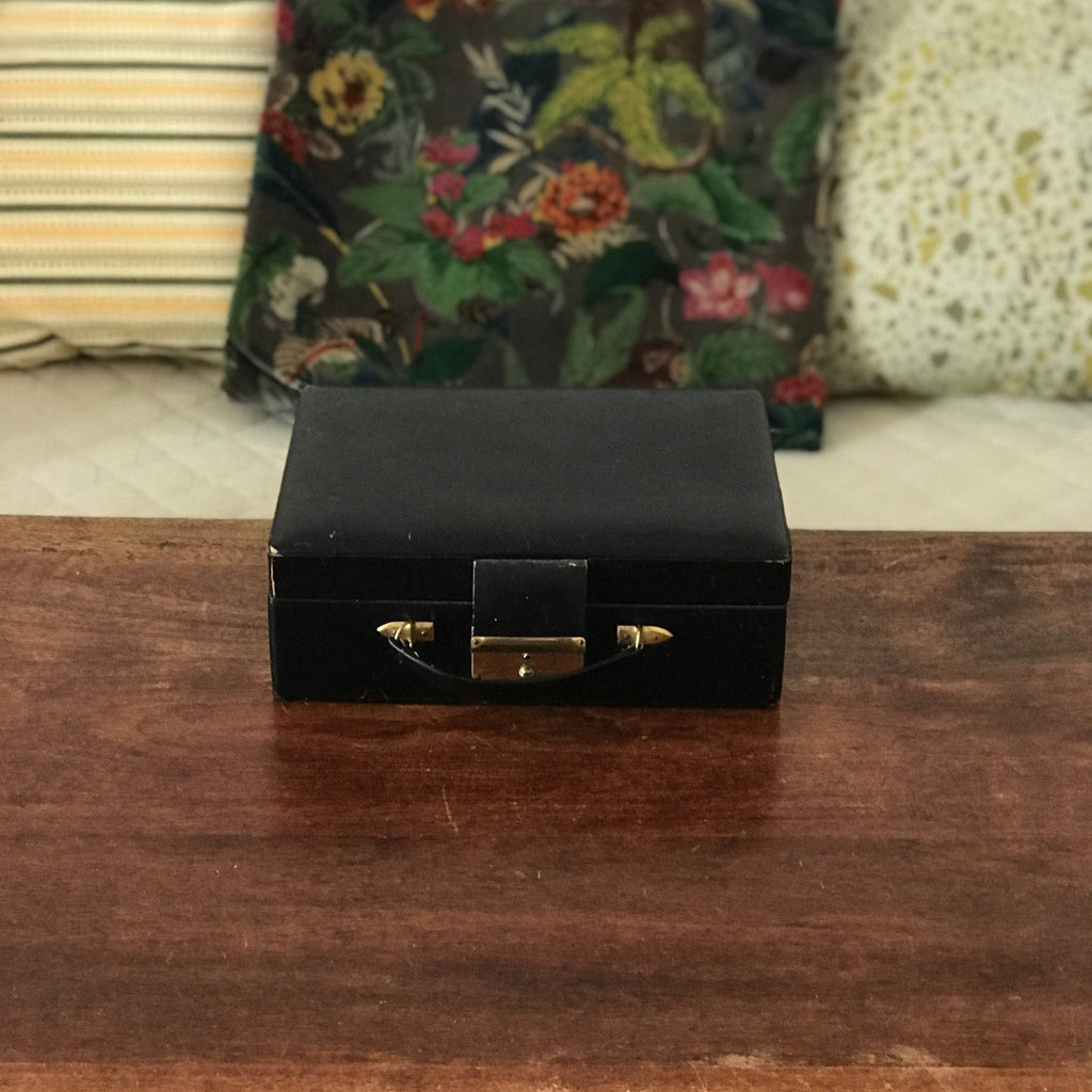 Boîte ou coffret à bijoux en cuir noir intérieur satiné rouge par Hello Broc brocante en ligne