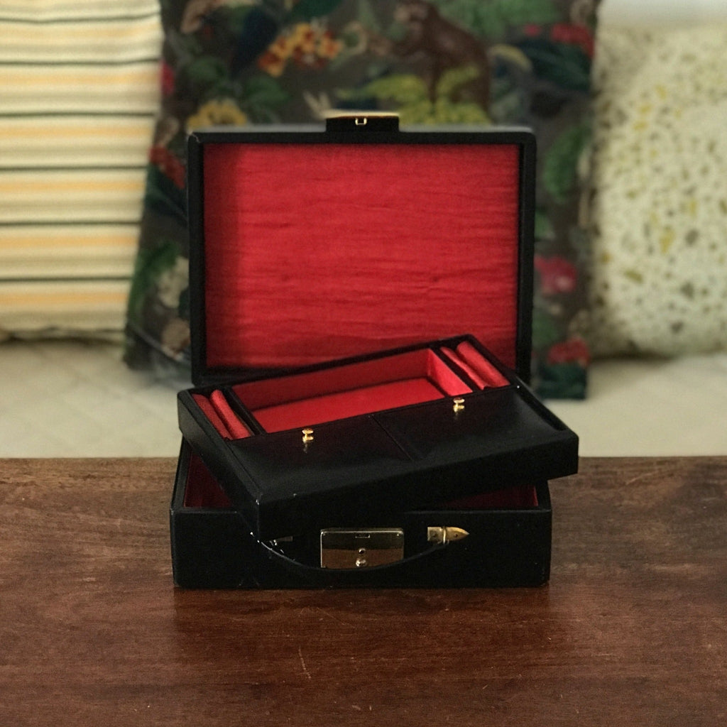 Boîte ou coffret à bijoux en cuir noir intérieur satiné rouge par Hello Broc brocante en ligne