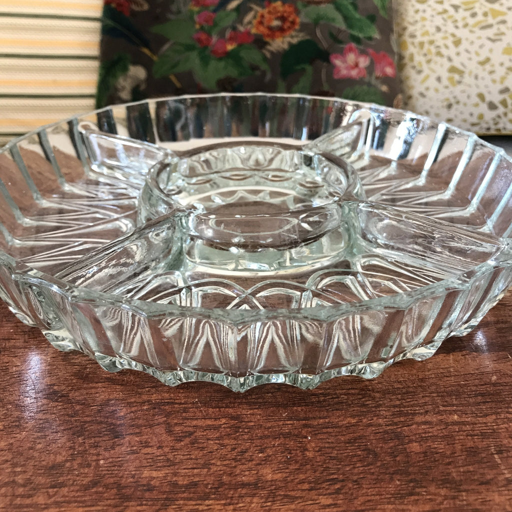 Plat pour l'apéro compartimenté en verre moulé diamètre 25 cm par Hello Broc brocante en ligne