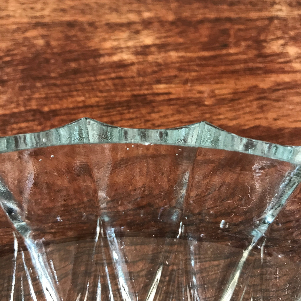 Plat pour l'apéro compartimenté en verre moulé diamètre 25 cm par Hello Broc brocante en ligne