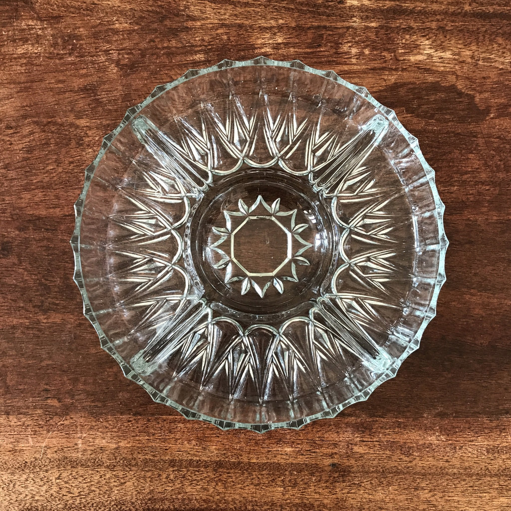 Plat pour l'apéro compartimenté en verre moulé diamètre 25 cm par Hello Broc brocante en ligne