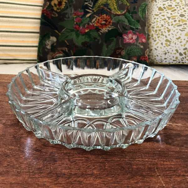 Plat pour l'apéro compartimenté en verre moulé diamètre 25 cm par Hello Broc brocante en ligne