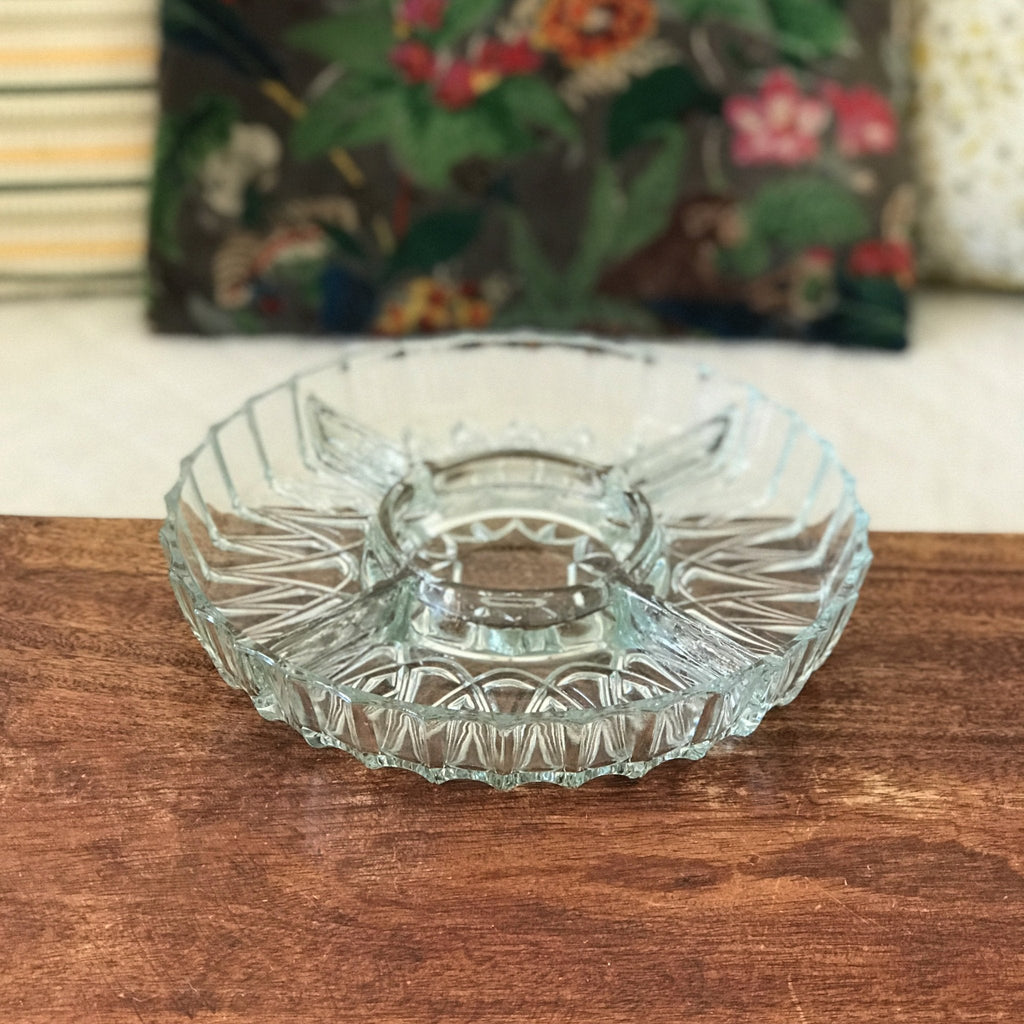 Plat pour l'apéro compartimenté en verre moulé diamètre 25 cm par Hello Broc brocante en ligne