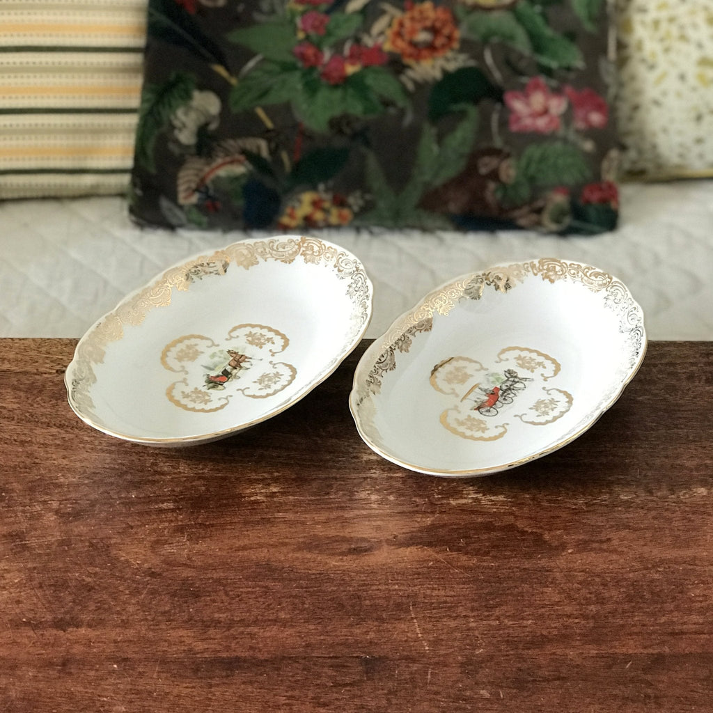 Lot de 2 raviers décor calèche et dorée Véritable porcelaine du Berry par Hello Broc brocante en ligne