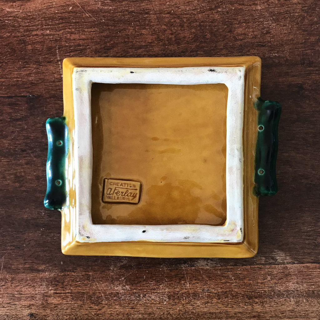 Dessous de plat ou présentoir carré en céramique jaune moutarde et vert de Vallauris A. Ferlay par Hello Broc brocante en ligne