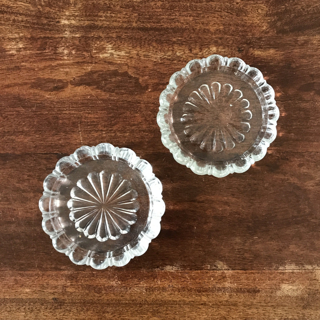 Lot de 2 dessous de bouteille en verre moulé rebord polylobé par Hello Broc brocante en ligne