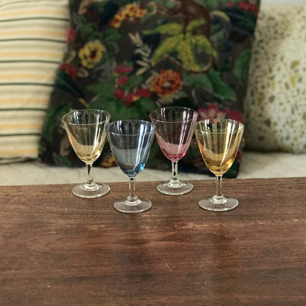 Lot de 4 verres à vin cuit multicolores de forme évasée sur pied par Hello Broc brocante en ligne