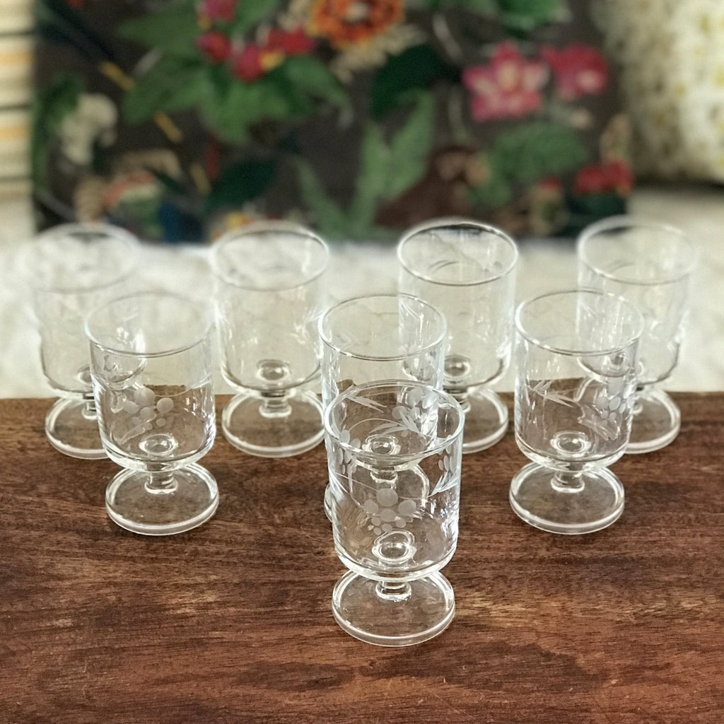 Lot de 8 verres à vin cuit ou blanc années 70 décor gravé grappes contenance 10 cl par Hello Broc brocante en ligne