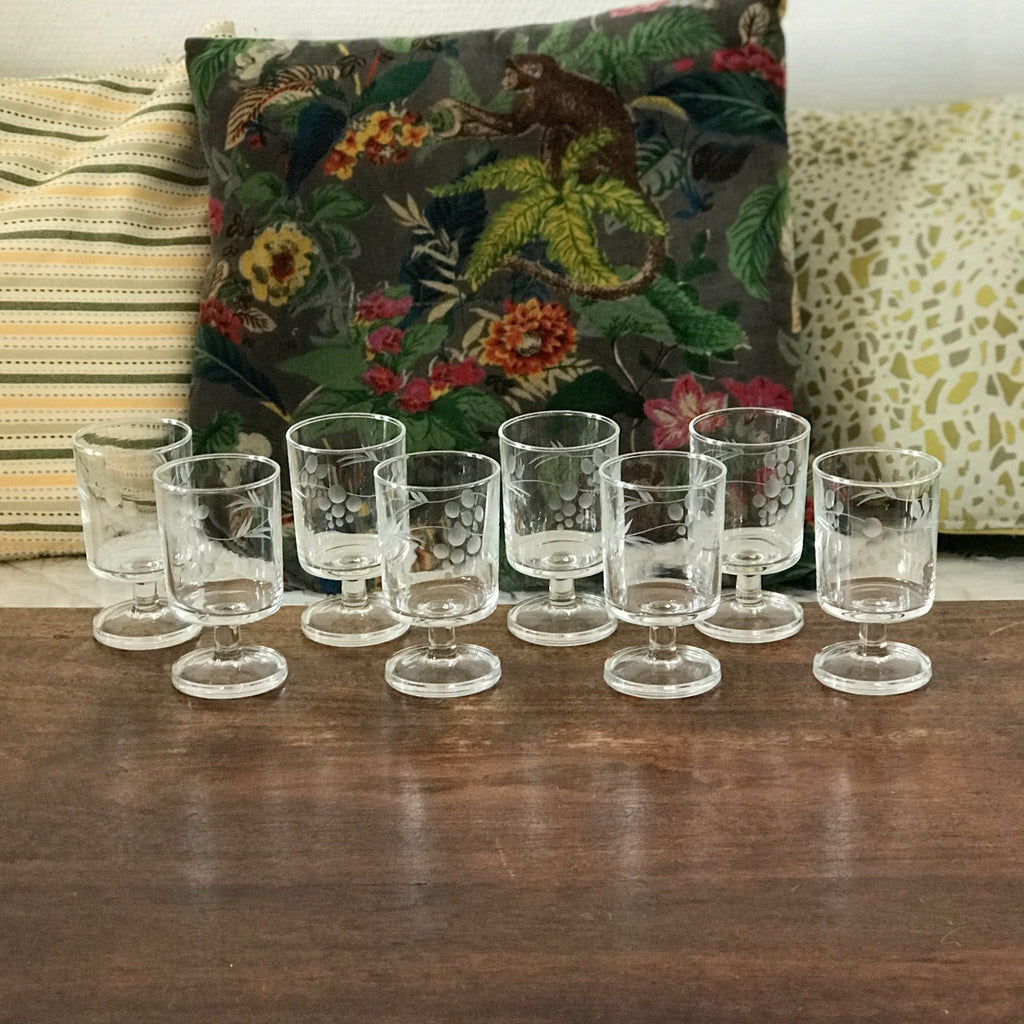 Lot de 8 verres à vin cuit ou blanc années 70 décor gravé grappes contenance 10 cl par Hello Broc brocante en ligne