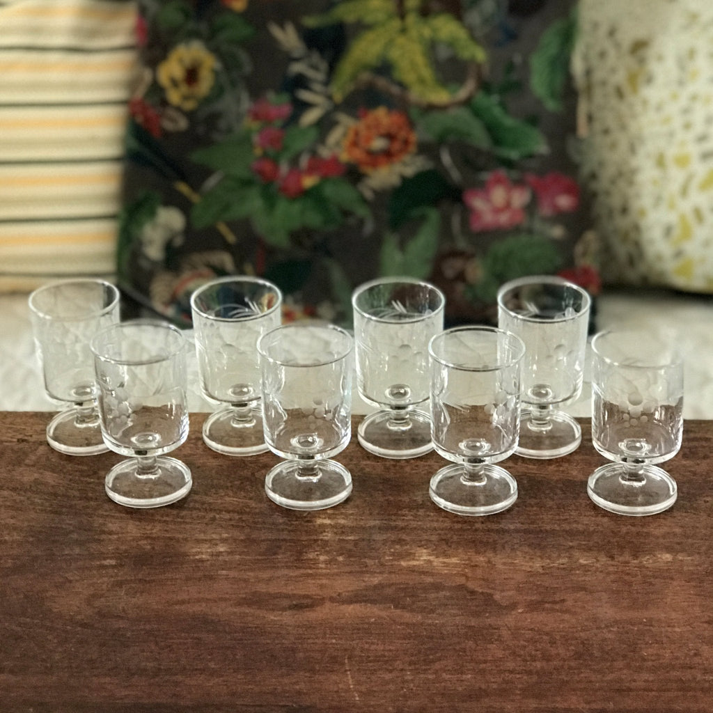 Lot de 8 verres à vin cuit ou blanc années 70 décor gravé grappes contenance 10 cl par Hello Broc brocante en ligne