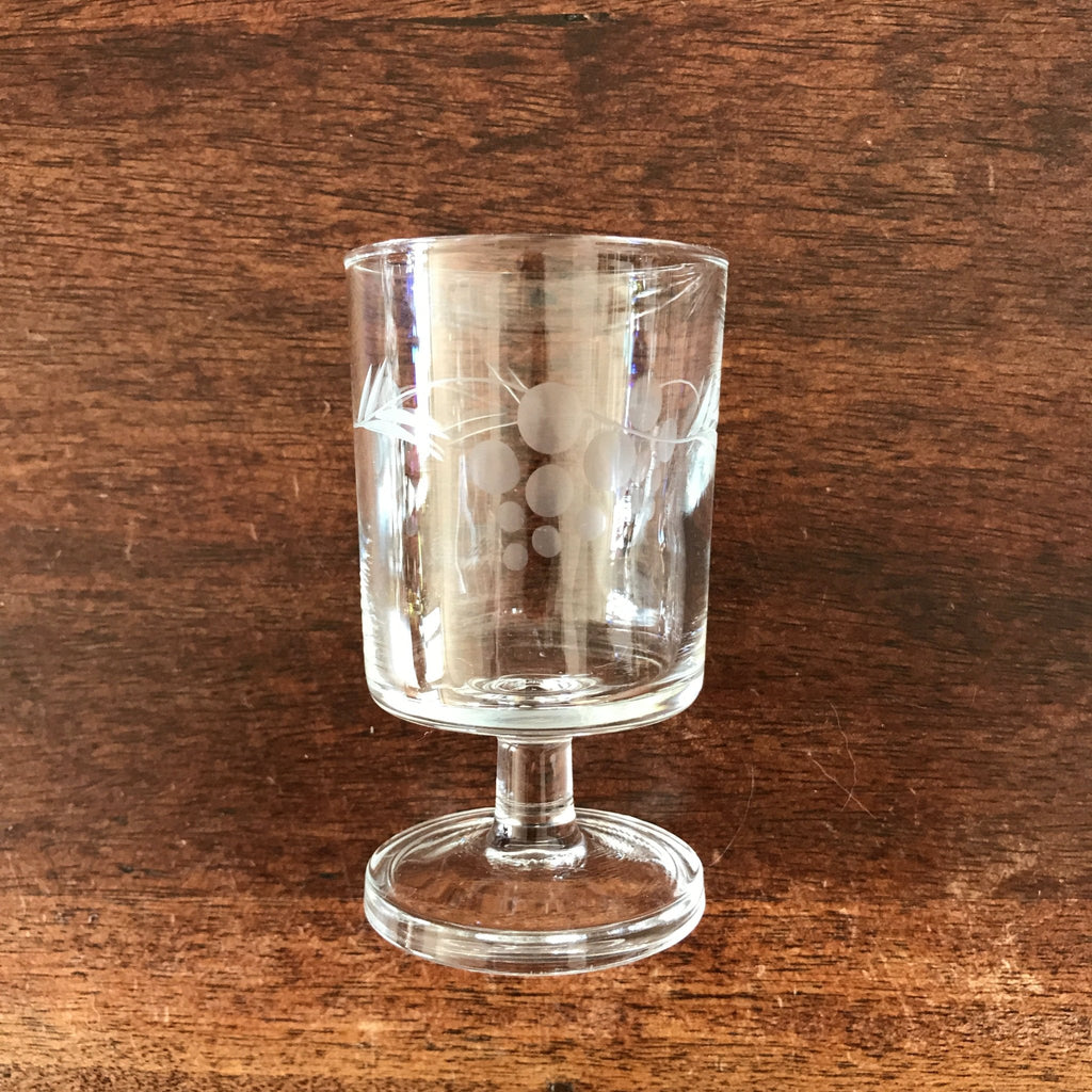 Lot de 8 verres à vin cuit ou blanc années 70 décor gravé grappes contenance 10 cl par Hello Broc brocante en ligne