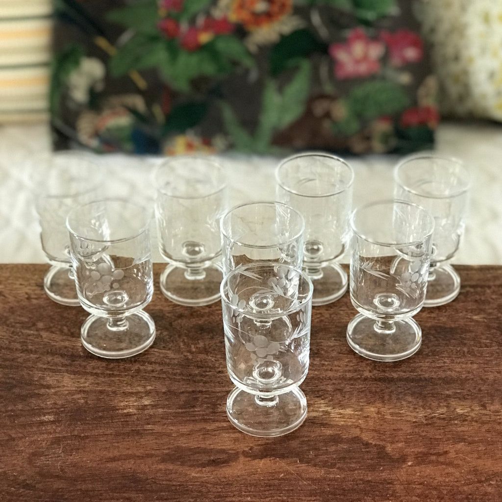 Lot de 8 verres à vin cuit ou blanc années 70 décor gravé grappes contenance 10 cl par Hello Broc brocante en ligne